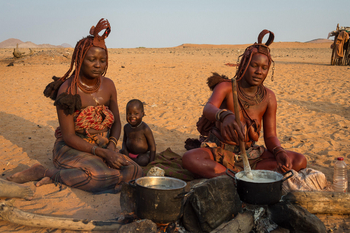 Serra Cafema Serra Cafema: Himba Frauen mit Kind beim Kochen
