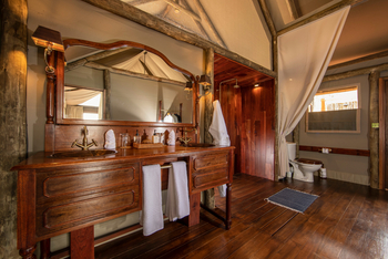 Shinde Lodge Shinde Lodge: Waschtisch und SPiegel