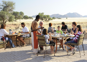 Sossusvlei Lodge: Restaurantterrasse