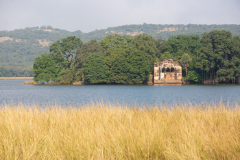 Sujan Sher Bagh: Jogi Mahal am Seeufer