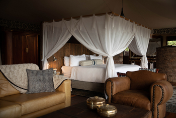 Tembo Plains Camp: Doppelbett mit Moskitonetz