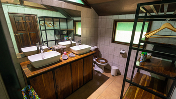 Thawale Lodge: Doppelwaschtisch