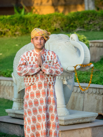 The Oberoi Rajvilas: Butler vor Steinelefant