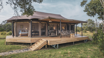 The River Camp: Canvas-Suite mit Drahtgeflechtstühlen auf Holzdeck