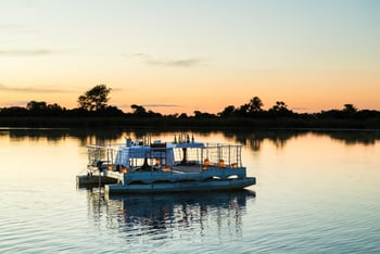 Xugana Island Lodge: Schwimmendes Deck am Abend