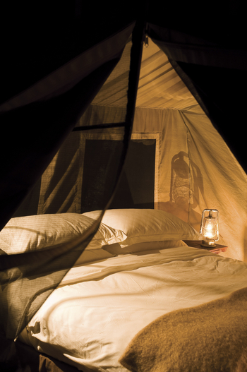andBeyond Chobe under Canvas: Bett im Zelt