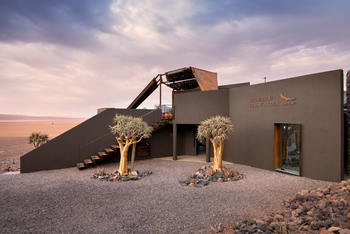 andBeyond Sossusvlei Desert Lodge: Quiver Trees am Eingang
