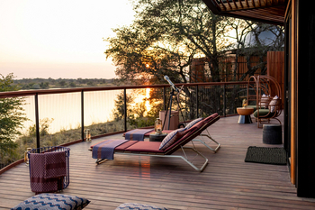 Anantara Tented Camp Kafue River: Sundowner-Deck mit Liegen und Teleskop am Fluss