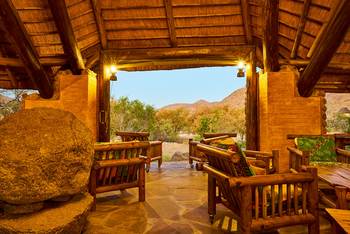 Huab Lodge: Felsblock in der Lounge