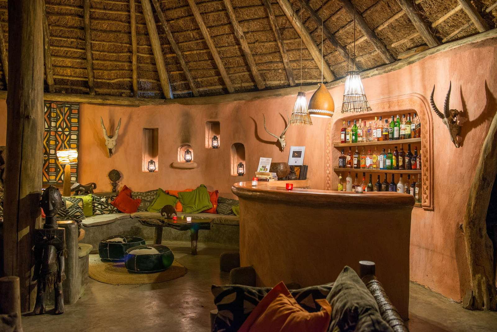 Mihingo Lodge Mihingo Lodge: Laternen in der Lounge