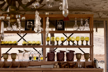 Out of Africa Legend by Laba Explorer: Regal gefüllt mit Gläsern