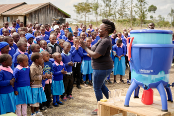 Sanctuary Tambarare Camp: Schulkinder und Wasserstation