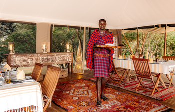 Saruni Wild: Mitarbeiterin im Essbereich