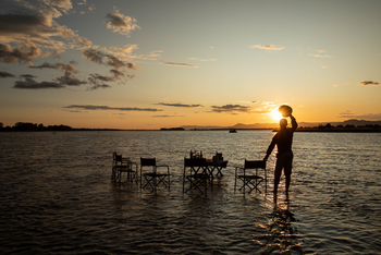 Tembo Plains Camp: Stuhlkreis im Wasser