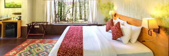 The Riverwood Forest Retreat: Garden View Suite Bett und Teppich
