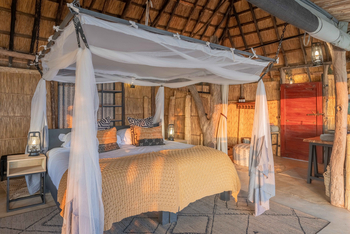 Time + Tide Kakuli Camp: Doppelbett mit Moskitonetz