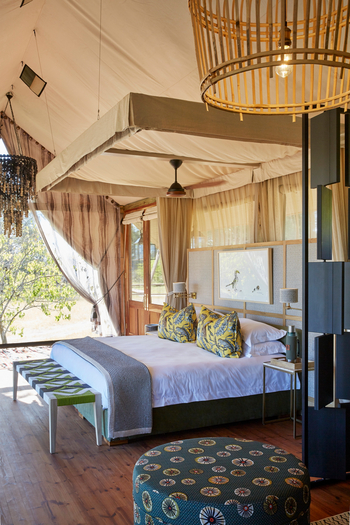 Tuludi Camp: Doppelbett unter hohem Zeltdach