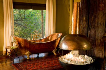 Zarafa Camp: Wanne und Kamin