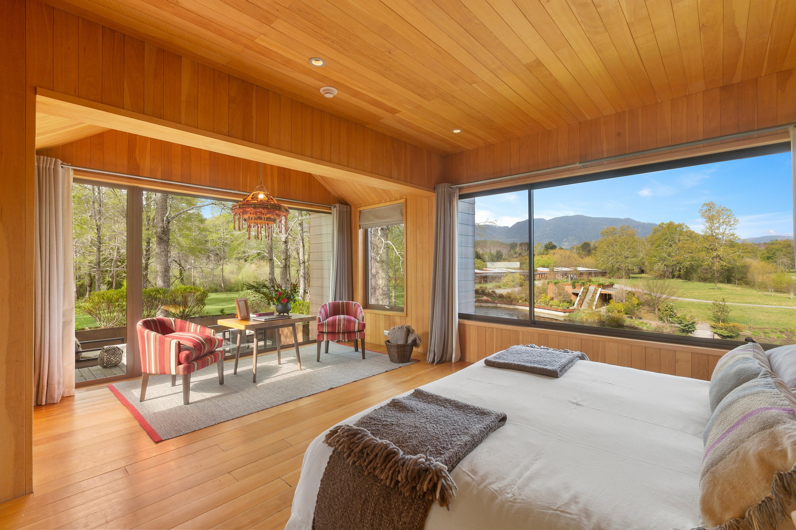 andBeyond Vira Vira Lodge andBeyond Vira Vira Lodge: Doppelbett und Schreibtisch