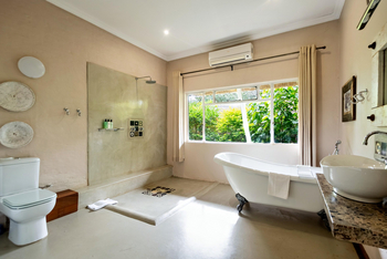 Bayete Guest Lodge Bayete Guest Lodge: Executive Triple Room