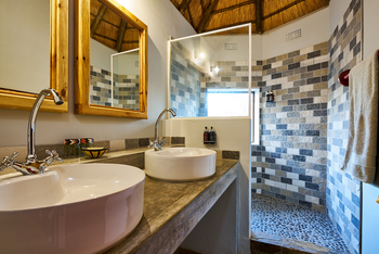 Huab Lodge: Doppelwaschtisch