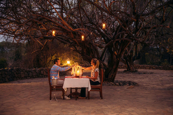 KIA Lodge: Romantisches Abendessen unter Baumlichtern
