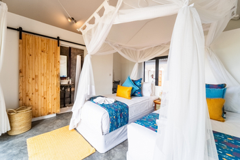 Lenyebi River Lodge: Einzelbetten unter Moskitonetz