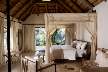 Lolelunga Private Reserve: Doppelbett mit Moskitonetz