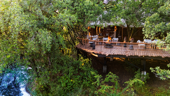 Mara Toto Tree Camp: Deck am Ntiakitiak River