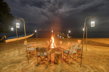 Mbali Mbali Mahale Lodge: Lagerfeuer am Abend