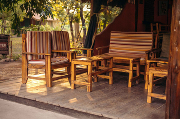 Migunga Tented Camp: Gemütliches Outdoor-Lounge-Set bei warmen Licht