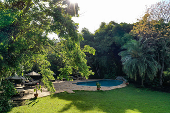 Moivaro Lodge: Pool im Grünen mit Liegestühlen