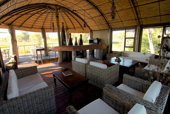 Nkasa Lupala Tented Lodge: Korbsessel in der Lounge