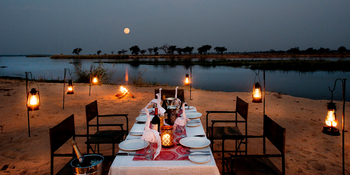 Old Mondoro Camp: Dinner auf einer Sandbank