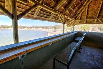 Safarihoek Lodge Safarihoek Lodge: Beobachtungsunterstand und Wasserloch
