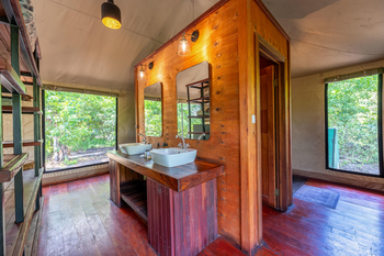 Saguni Safari Lodge Saguni Safari Lodge: Doppelwaschtisch und Spiegel