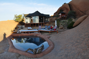 Spitzkoppen Lodge: Hauptzelt mit Pool