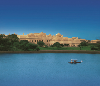 The Oberoi Udaivilas: Shikara auf dem See