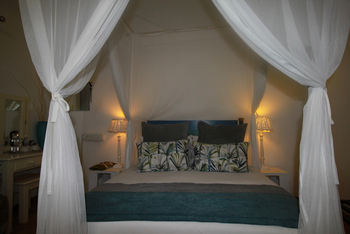 The Old House: Bett mit Moskitonetz