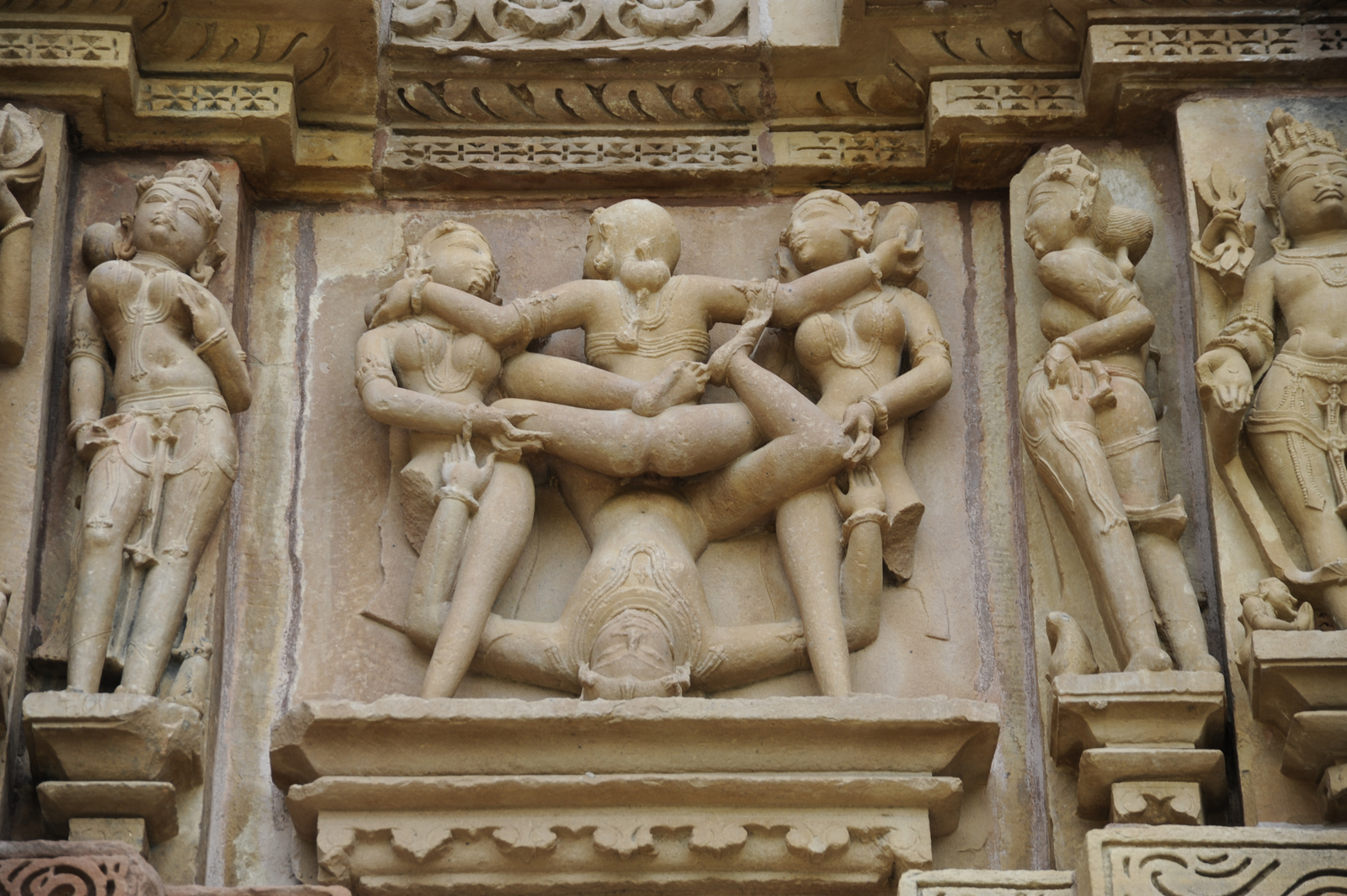 Khajuraho Khajuraho: Erotische Szenen am Kandharya Mahadev Temple