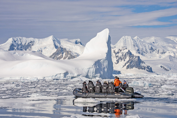 Antarktis: Expeditionsleiter navigiert Zodiac durch Eisfelder
