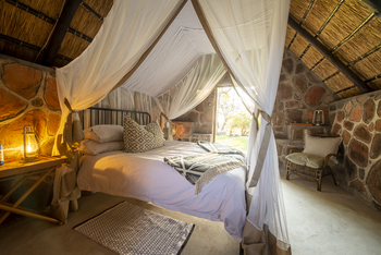 Bumbusi Wilderness Camp: Chalet-Interieur