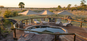 Deteema Springs Camp: Plunge Pool mit Sonnenschirmen