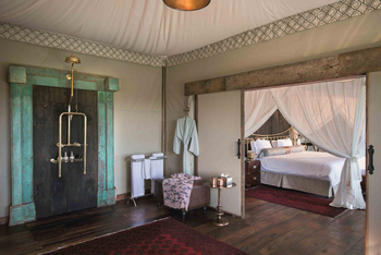 Duba Plains Camp: Gästebad und Doppelbett