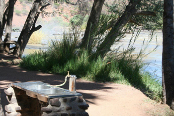 Epupa Falls Lodge: Campsite Waschbecken