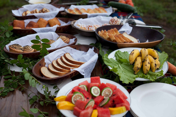 Ikoma Tented Camp: Rustikale Frühstücksauslage mit Obst und Gebäck