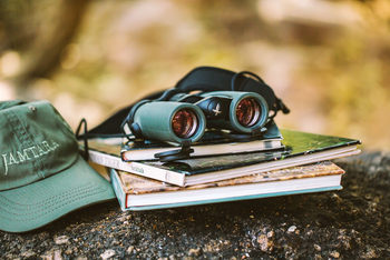 Jamtara Wilderness Camp: Fernglas und Kappe