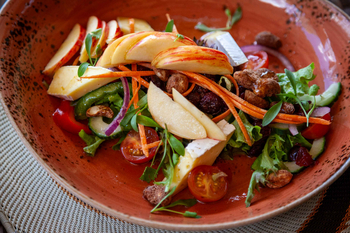 Madikwe Hills Private Game Lodge: Frischer Salat in rustikaler Holzschale