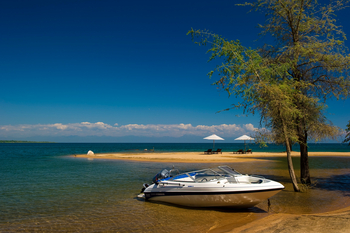 Pumulani Lodge: Boot am Strand