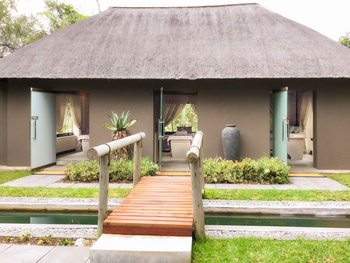 Sabi Sabi Bush Lodge: Brücke zum Spabereich